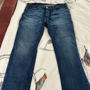 Men’s Levi 514 Slim Straight blue jeans.